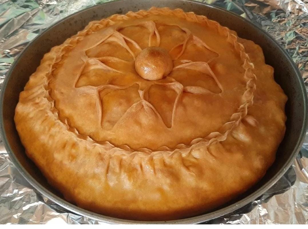 Круглый домашний пирог с орнаментом из теста