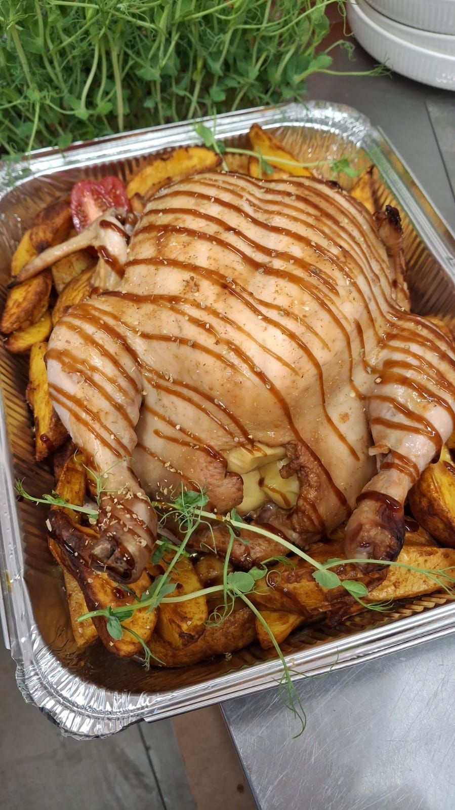 Запечённая птица с картофелем и ростками в форме для запекания