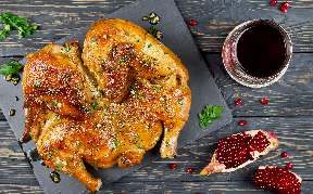 Запечённый цыплёнок табака с гранатом и зеленью
