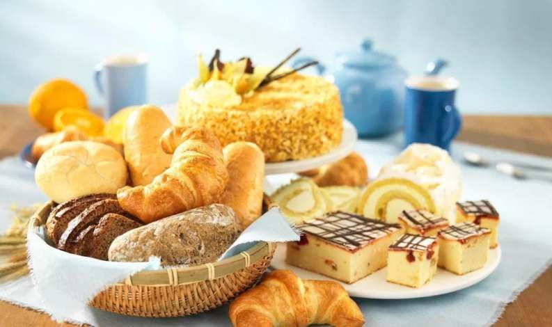 Рогалики и булочки на подносе