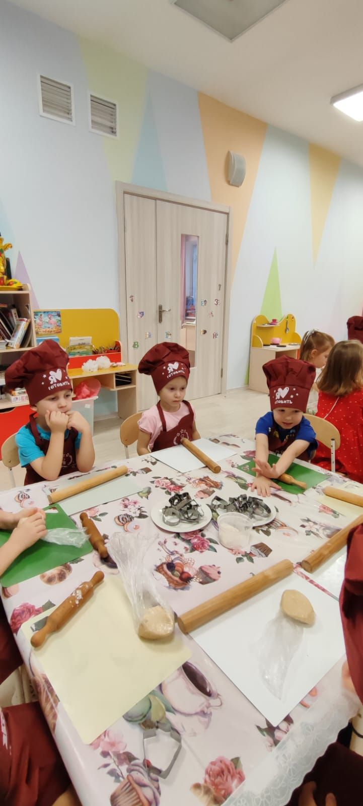 Дети в пекарских шапочках на кулинарном мастер-классе